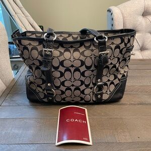 Coach Signature Black and White Signature Bag. (9911)